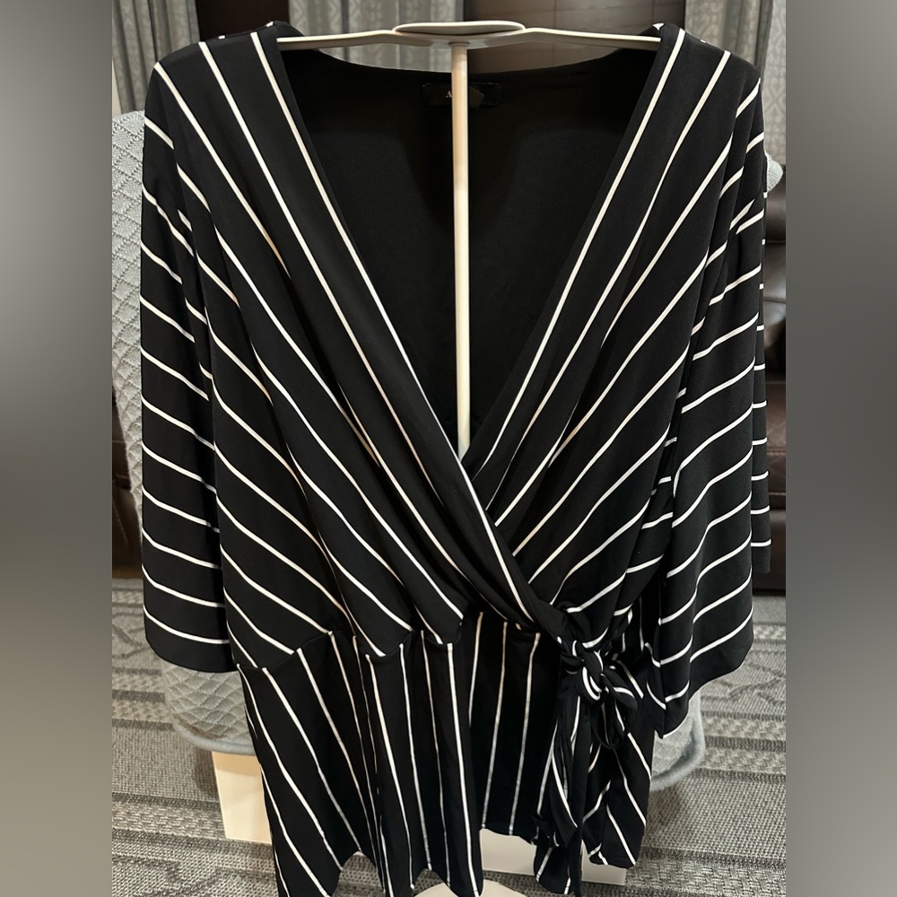 Alfani women’s blouse. Short sleeve, black with white stripes. SZ 2X